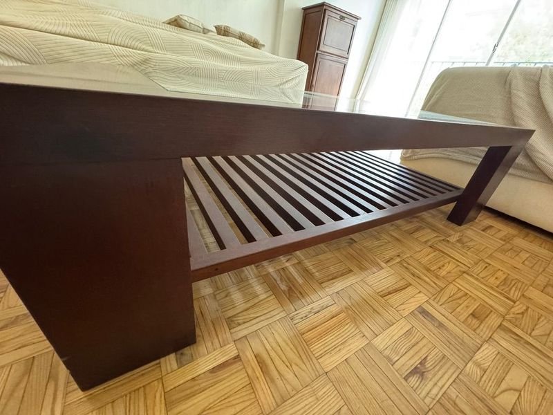 Mesa ratona en madera con tapa de vidrio y estante envarillado - imagen 9