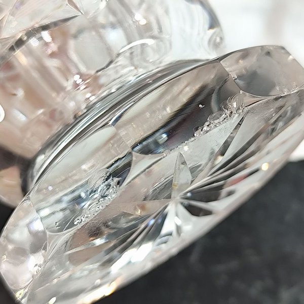 Gran florero de cristal tallado con detalles en la base - imagen 7