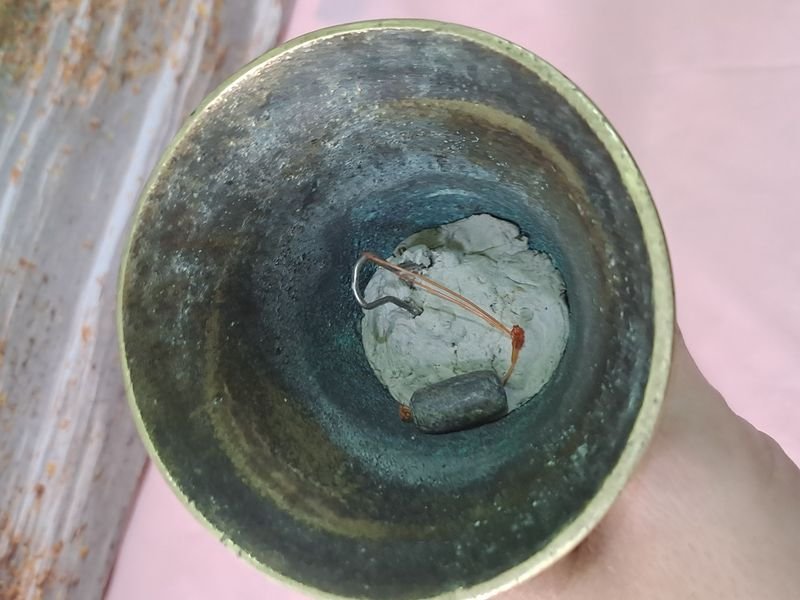 Campana escolar antigua con cencerro de bronce y mango de madera - imagen 3