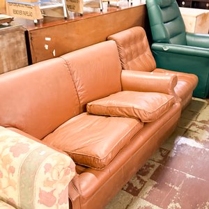 Lote anterior: Sofá de Cuero Naranja y Sillón Reclinable Verde