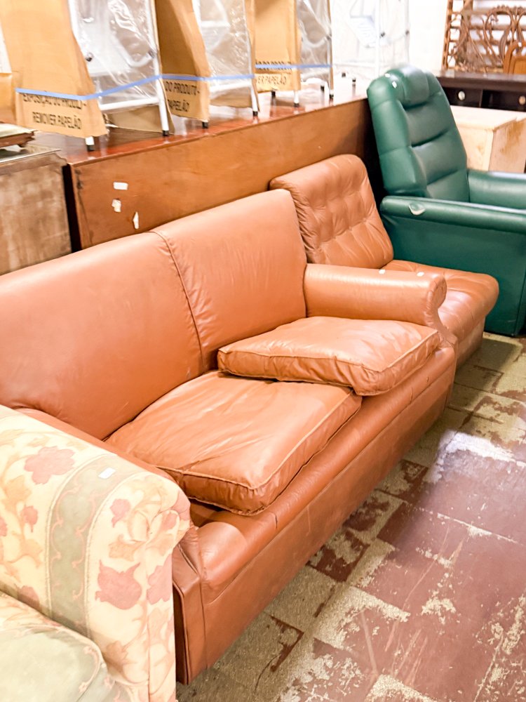 Sofá de Cuero Naranja y Sillón Reclinable Verde
