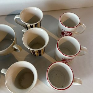 Lote de Tazas y Tazones de Loza Blanca y Estampada - imagen 5