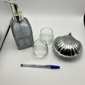 Lote de Objetos de Bazar: Dispensador, Vasos Varig y Mantequera Concha - imagen 3