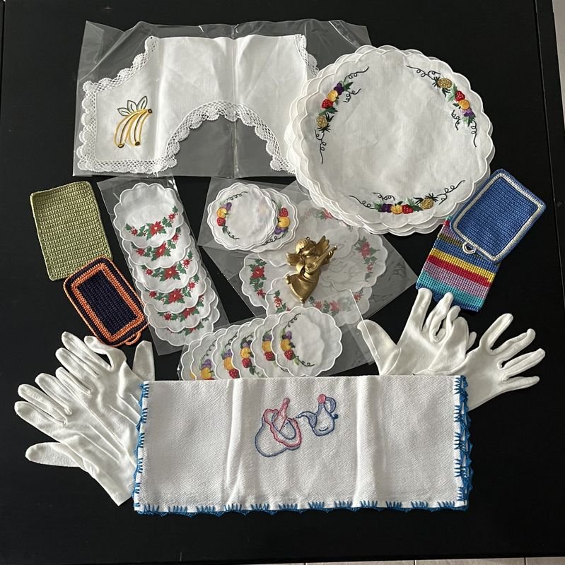 Lote siguiente: Colección de artículos bordados y accesorios