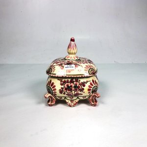 Lote siguiente: Alhajero de Porcelana Blanca con Flores Rojas y Patas