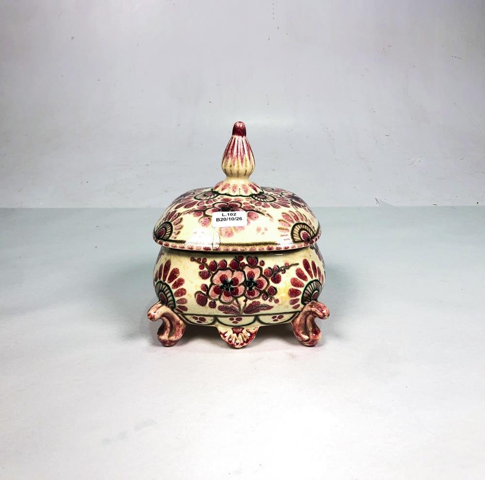 Alhajero de Porcelana Blanca con Flores Rojas y Patas