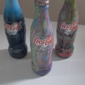 Lote de 3 Botellas Coca-Cola Light Coleccionables con Contenido Original - imagen 1