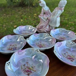 Lote anterior: 1 juego de compoteras en porcelana (6 posillos y 1 fuente) 1 estatuilla en ceramica esmaltada de esena galant. Tantos sus diseños como sus ilustraciones se ven inspirados en el estilo rococo.