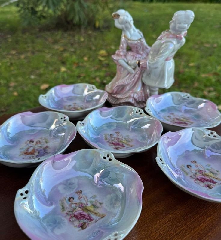 1 juego de compoteras en porcelana (6 posillos y 1 fuente) 1 estatuilla en ceramica esmaltada de esena galant. Tantos sus diseños como sus ilustraciones se ven inspirados en el estilo rococo.