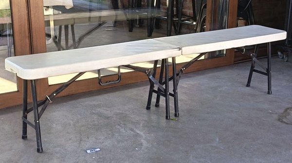 Banco Plegable Tipo Valija - Estructura de Alta Resistencia Banco corrido multiuso plegable a la mitad. Cuenta con una superficie de polietileno de alta densidad (HDPE) resistente a la intemperie y protección UV, ideal tanto para interiores como para exteriores. Medidas aproximadas: 183 cm de largo × 29,50 cm de ancho × 43,50 cm de alto – Con Detalle con Pequeña roptura