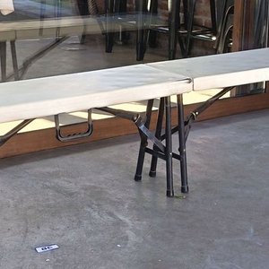 Banco Plegable Tipo Valija - Estructura de Alta Resistencia Banco corrido multiuso plegable a la mitad. Cuenta con una superficie de polietileno de alta densidad (HDPE) resistente a la intemperie y protección UV, ideal tanto para interiores como para exteriores. Medidas aproximadas: 183 cm de largo × 29,50 cm de ancho × 43,50 cm de alto – Con Detalle con Pequeña roptura - imagen 1