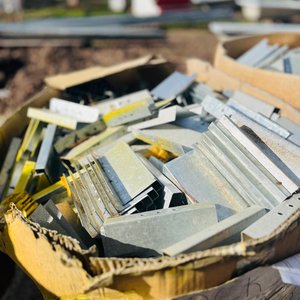 Lote de 2 Cajas con Plegados de Chapa Metálica - imagen 2