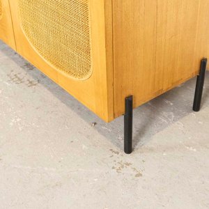 Aparador Importado de Tres Puertas con Frentes Esterillados y Patas Metálicas - imagen 2