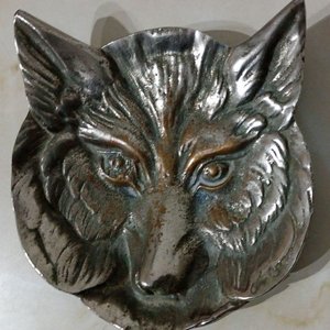 Cenicero de Metal Baño Plateado con Forma de Cabeza de Lobo - imagen 4