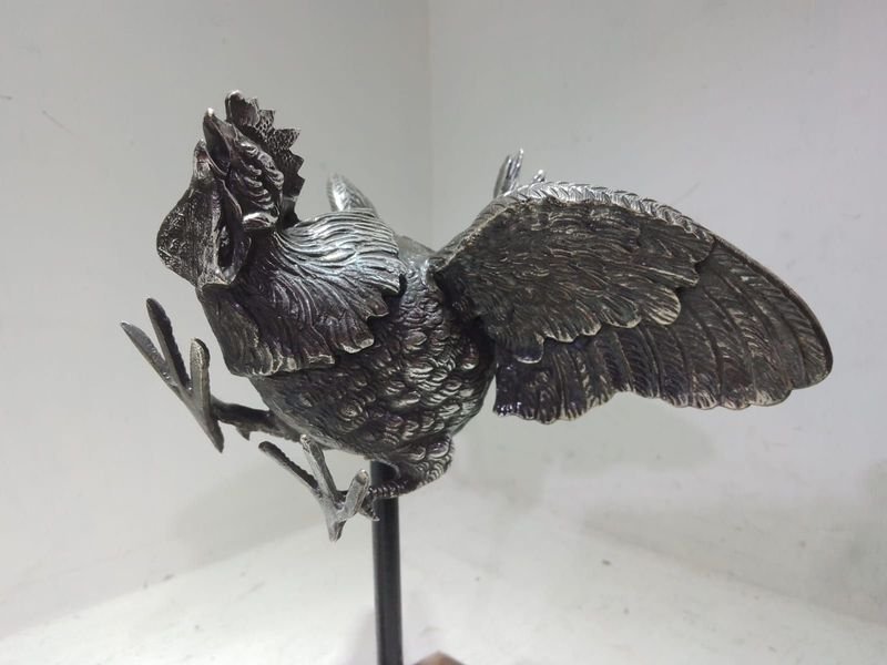 Antiguos Libros de Pisa con Gallos de Riña en Metal Plateado - imagen 3