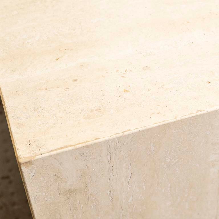 Mesa de living en mármol travertino con detalles en las aristas - imagen 3