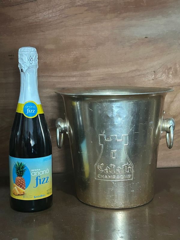 Champagnera "Callati" Metálica con Grabado y Botella de Ananá Fizz - imagen 1