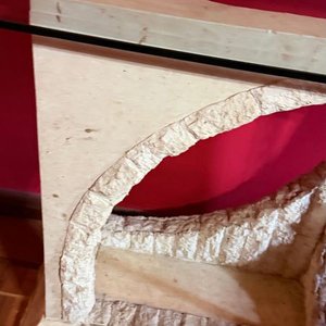 Mesa de Arrimo con Tapa de Vidrio y Base Estilo Piedra - imagen 6