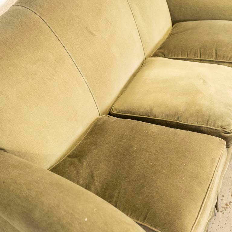 Sofá de tres cuerpos tapizado en verde con almohadones - imagen 3
