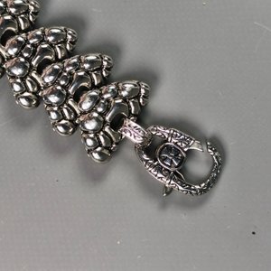 Pulsera Brutalista de Metal con Diseño en Relieves - imagen 7