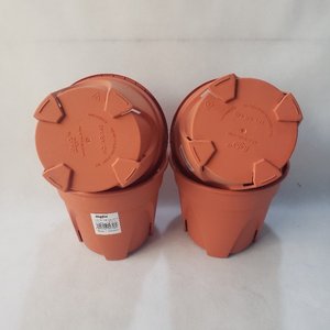 Lote siguiente: Set de 4 Macetas Plásticas Marrones