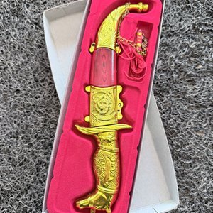Lote siguiente: Cuchillo Decorativo Hoja de Metal con Caja