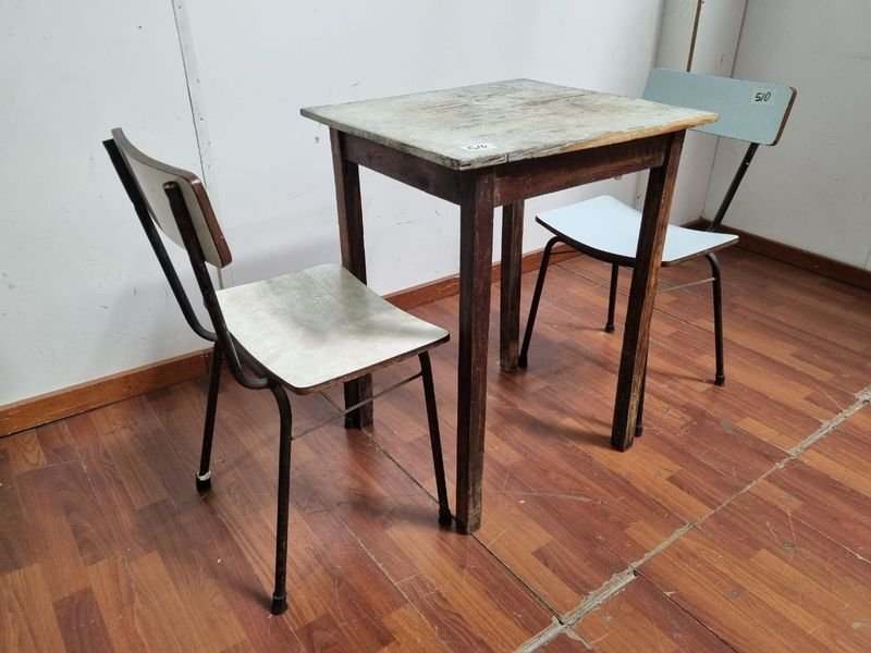 Mesa y sillas de madera y metal - imagen 2