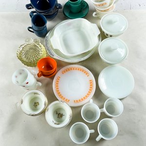 Lote de Vajilla de Vidrio Blanco y Melamina: Tazas, Platillos, Azucarero y Pocillos - imagen 2
