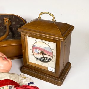 Lote de 4 piezas: Muñeca antigua, cartera, reloj y centro de mesa - imagen 6