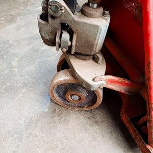 Gato Hidráulico Rojo para Pallets con Ruedas - imagen 4