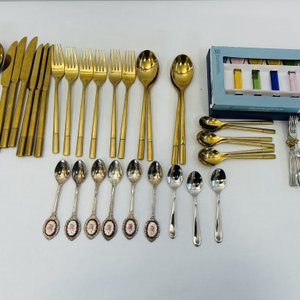 Lote anterior: Set de Cubiertos Dorados y de Acero Inoxidable con Estuche de Vidrios de Colores