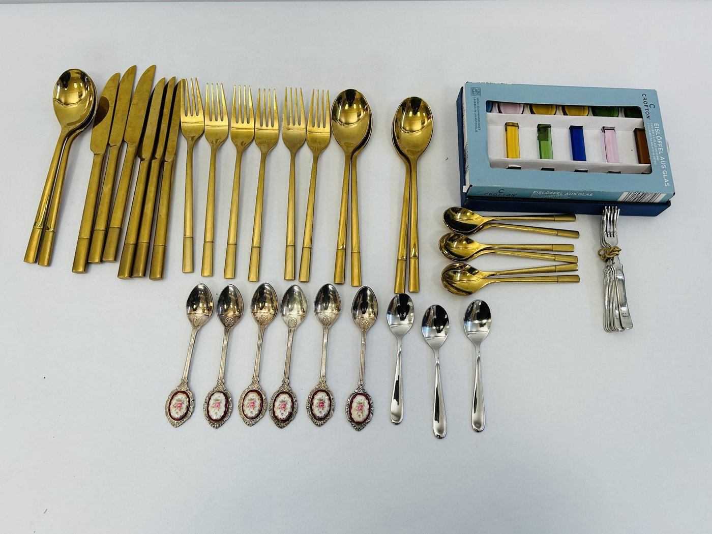 Set de Cubiertos Dorados y de Acero Inoxidable con Estuche de Vidrios de Colores