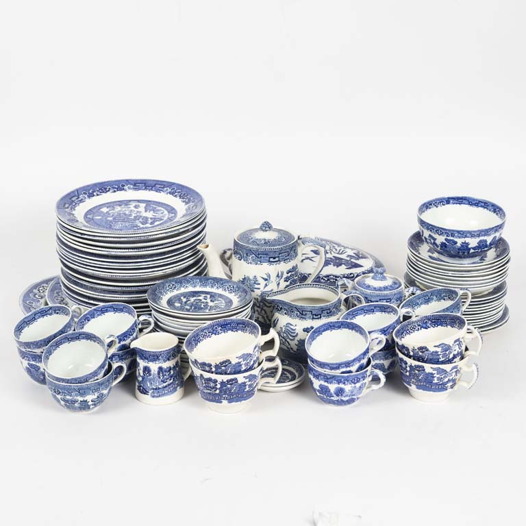 80 Piezas de loza inglesa de diferentes sellos: Johnson Bros Woods ware y otros. Guisera manchada. Taza de té con cascadura 