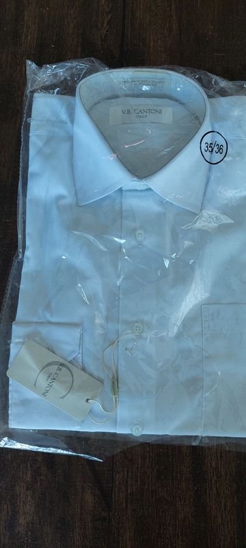 Lote siguiente: Camisa blanca de algodón con logo negro