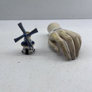 Lote siguiente: Molino Holandés de Porcelana Azul y Blanco con Detalles Dorados