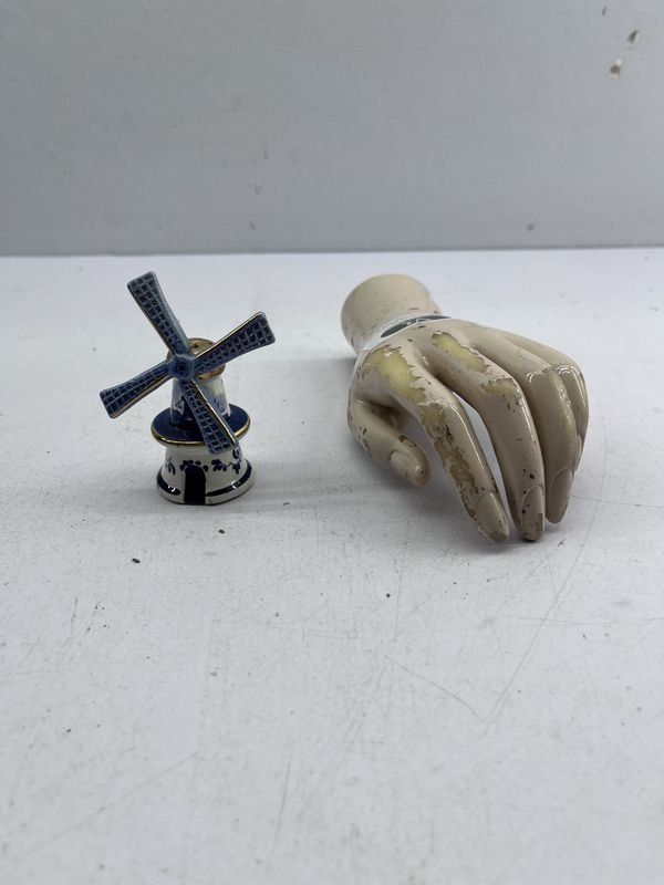 Molino Holandés de Porcelana Azul y Blanco con Detalles Dorados