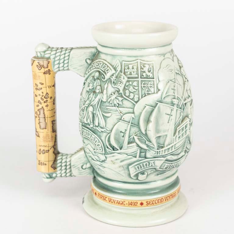Jarra de cerveza de porcelana policromada con escenas en relieve - imagen 2