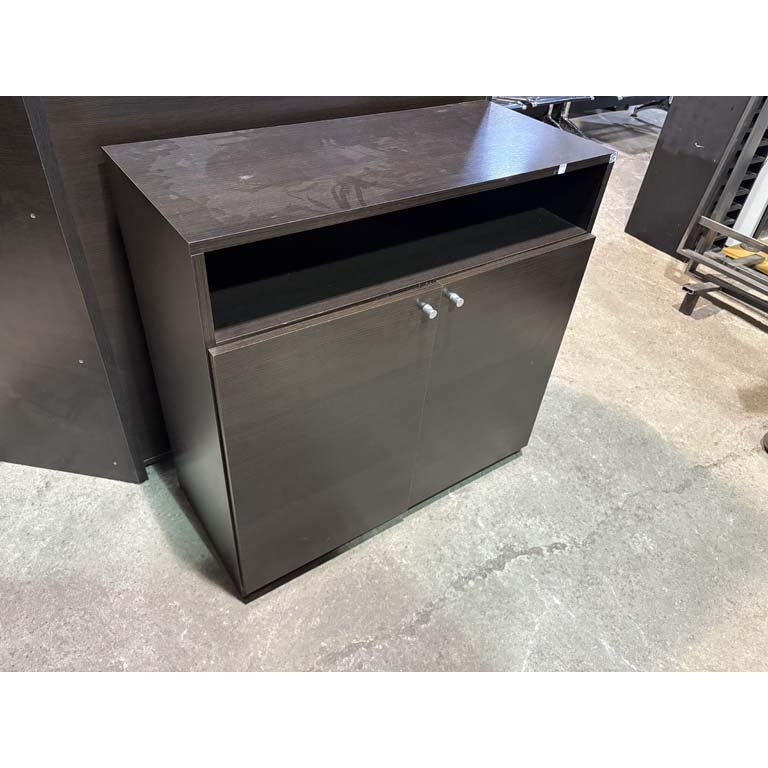 Lote siguiente: Mueble bajo con estante y puertas