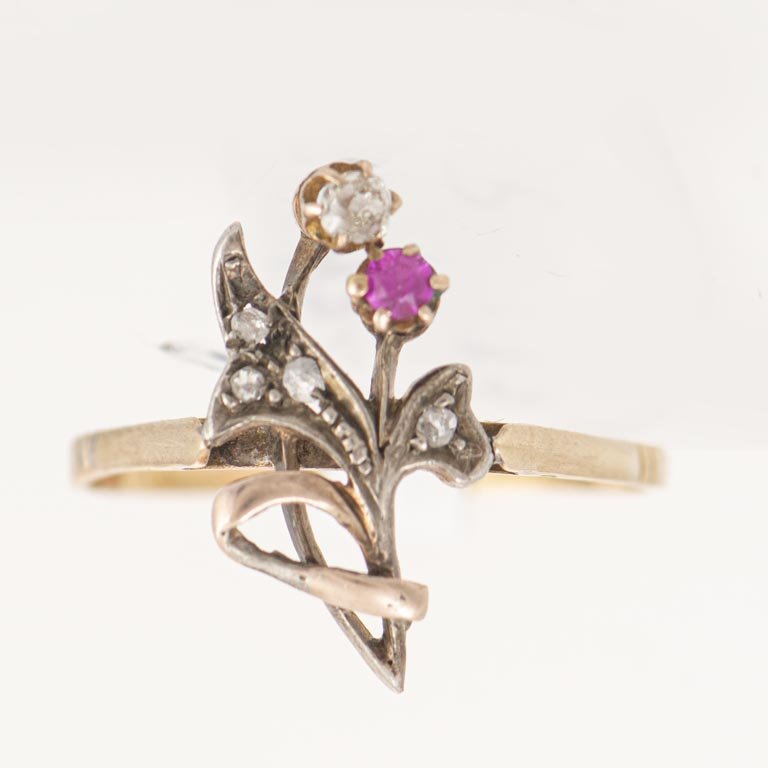 Anillo Oro 18k con Brillante, Rubí y Diamantes