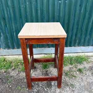 Mesita Alta de Madera Clara y Oscura - imagen 2