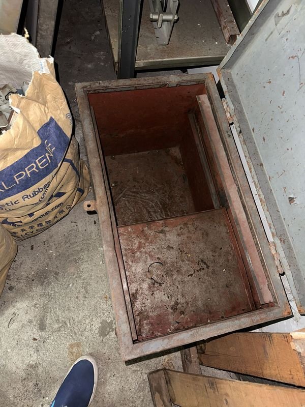 Caja metálica de almacenamiento en mal estado - imagen 3