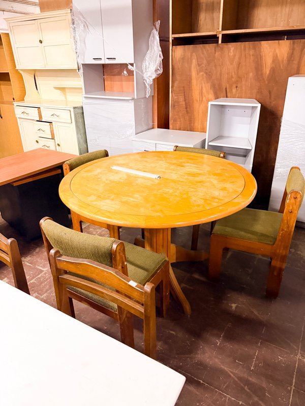 Mesa Redonda de Madera con Cuatro Sillas