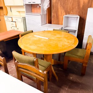 Lote siguiente: Mesa Redonda de Madera con Cuatro Sillas