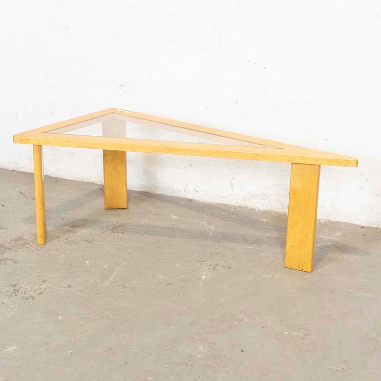 Mesa Triangular de Sala con Tapa de Vidrio y Tres Patas