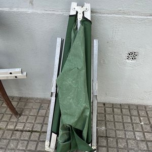 Catre Plegable de Aluminio con 3 Sillas de Hierro y Cuerina, Banqueta y Matera - imagen 11
