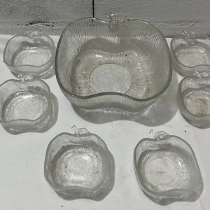 Lote siguiente: Ponchera y 6 Compoteras de Vidrio Prensado Diseño Manzana