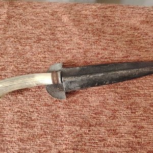 Cuchillo Artesanal con Mango de Guampa y Vaina de Cuero - imagen 2