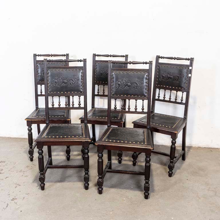 Lote siguiente: Sillas coloniales de cuero repujado con motivos de dragones