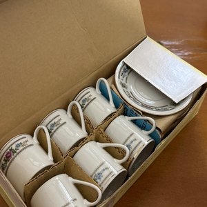 Lote siguiente: Juego de Tazas de Café con Platillos