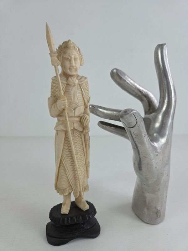 Escultura oriental en marfil sobre base de madera - imagen 3